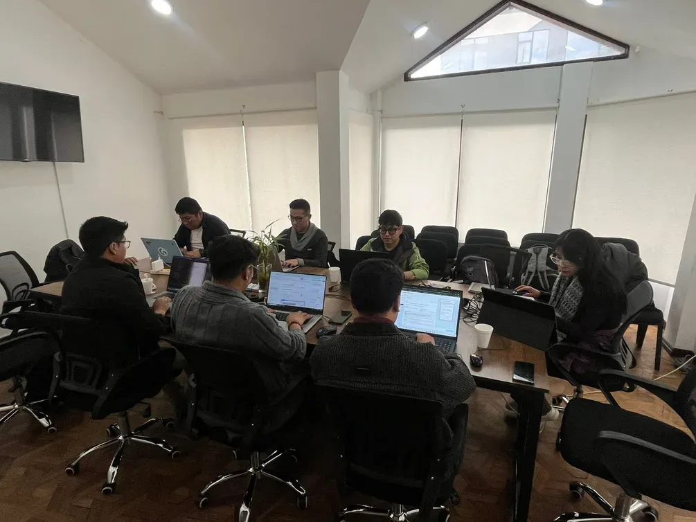 El equipo de Fidooo trabajando en la oficina