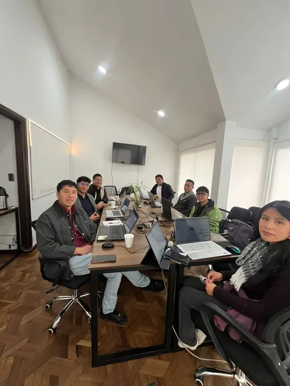 El equipo de Fidooo trabajando en la oficina